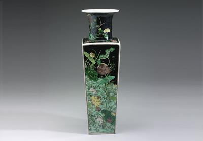 图片[2]-Square vase decorated with flower-and-bird pattern in three-color glaze of famille noire on a black ground, Qing dynasty, Kangxi reign (1662-1722)-China Archive